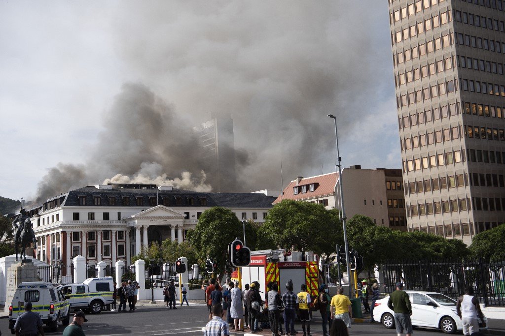 África do Sul acusa suspeito de incendiar Parlamento de terrorismo