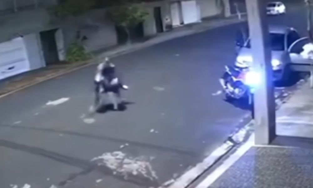 Bandidos apanham de casal ao tentar roubar carro em Minas Gerais; veja vídeo