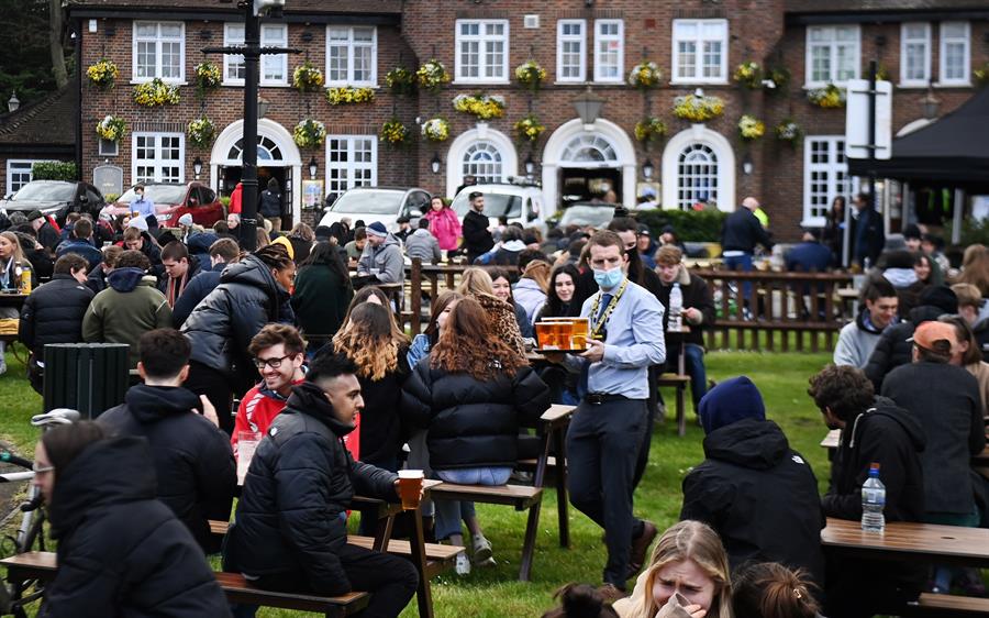 Pubs lotam após permanecerem três meses fechados no Reino Unido