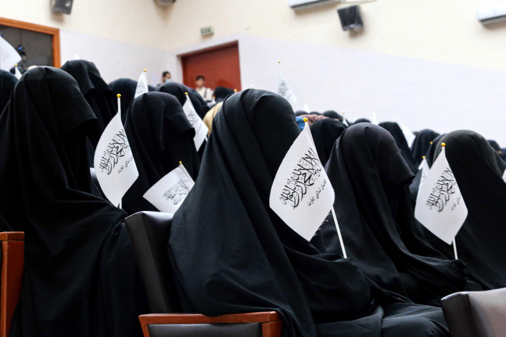 Talibã confirma que mulheres poderão voltar às universidades em salas separadas