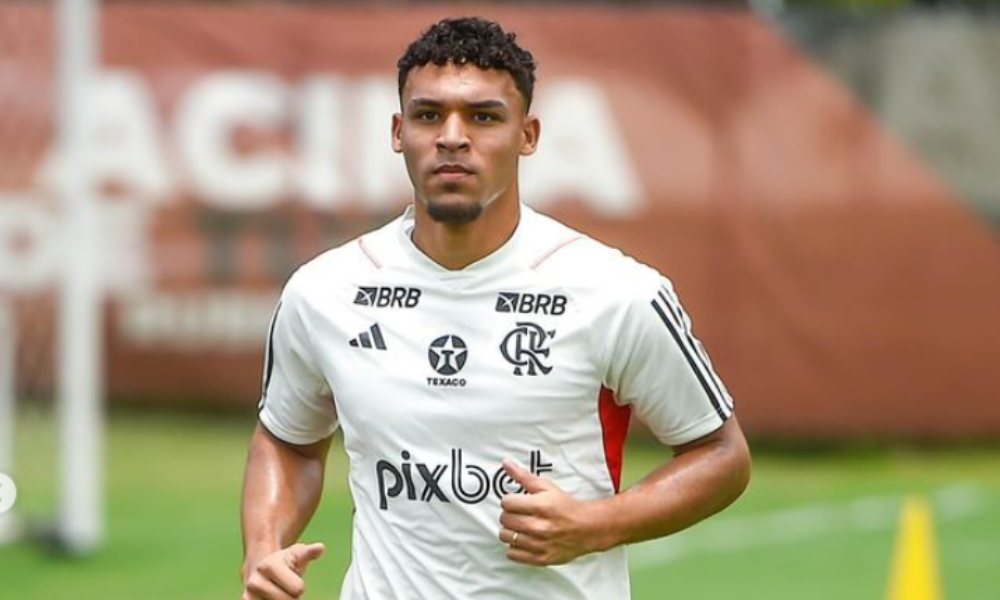 Flamengo renova com meia Victor Hugo por cinco temporadas