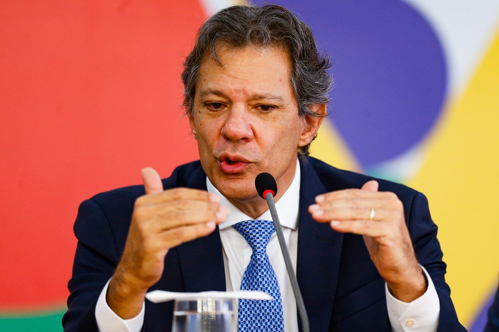 Governo brasileiro retomará discussões sobre supersalários, diz Haddad 