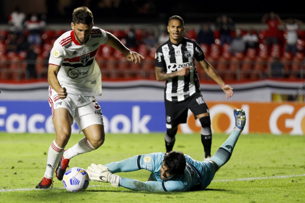 Em estreia de Rogério Ceni, São Paulo busca empate com o Ceará em 1 a 1
