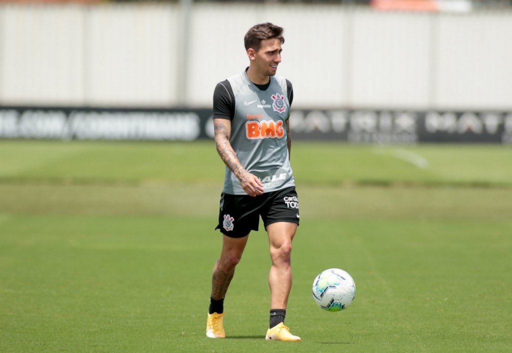 Após luto pelo pai, Gustavo Silva volta aos treinamentos e pode reforçar o Corinthians
