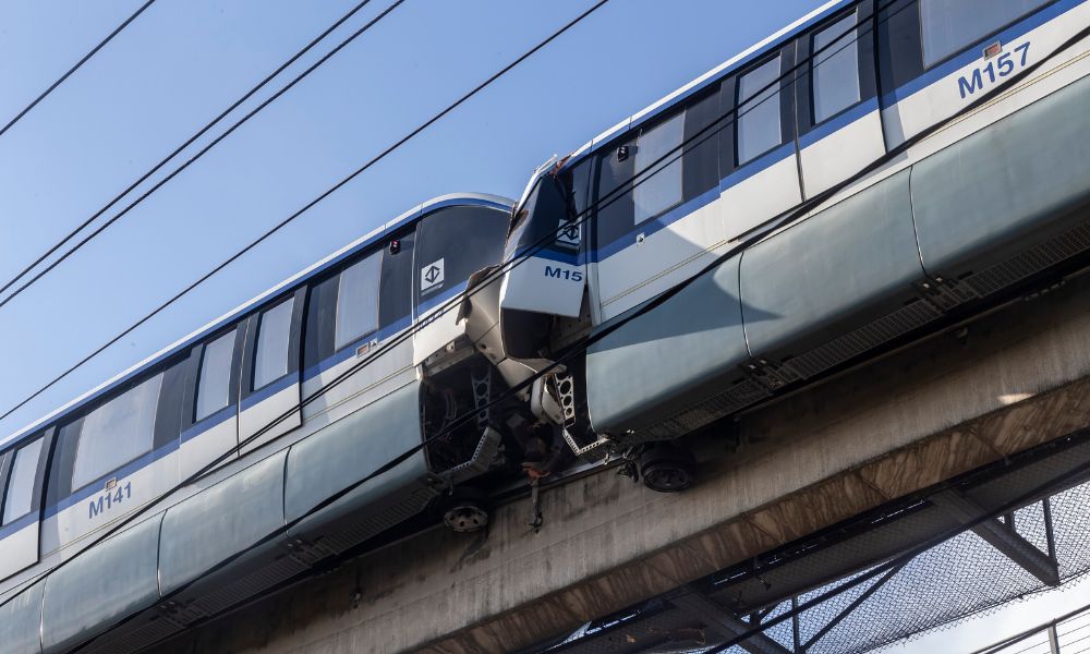 Colisão entre trens paralisa Linha-15 Prata do Metrô de SP