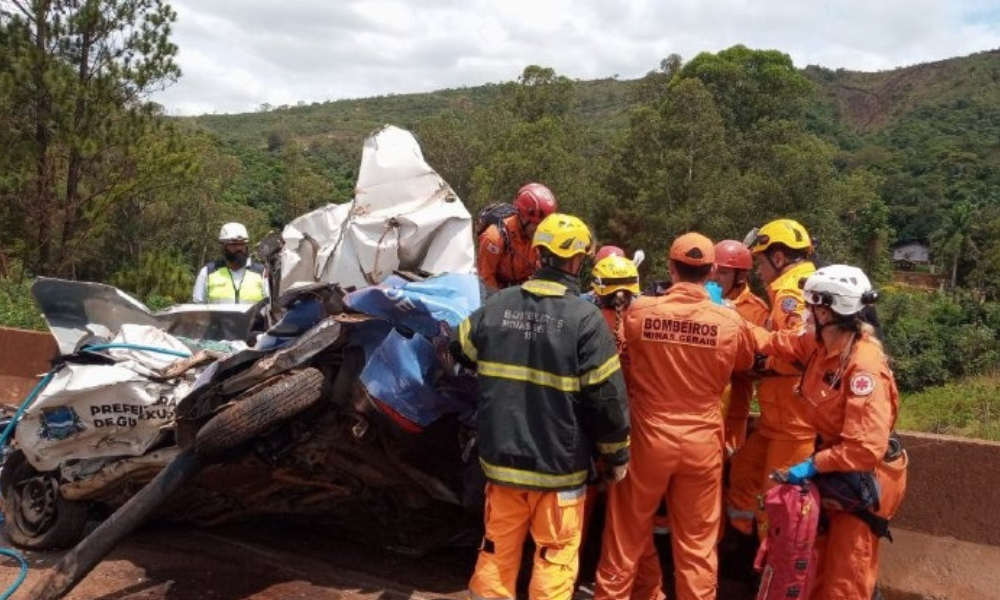 Engavetamento de 12 veículos mata seis pessoas na Fernão Dias em MG