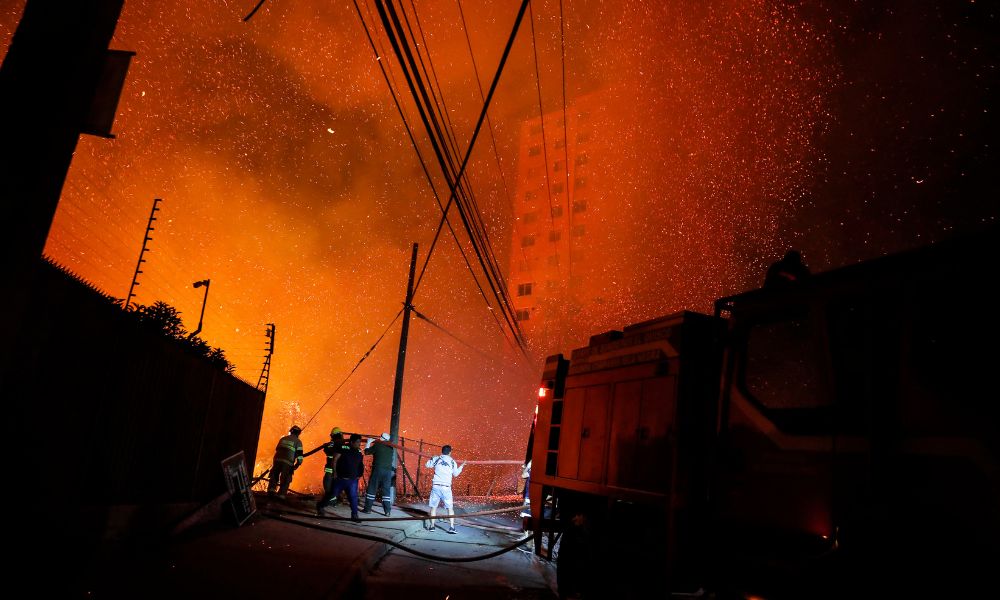 Vinã del Mar, no Chile, trabalha para controlar incêndio que já matou duas pessoas e atingiu 400 casas