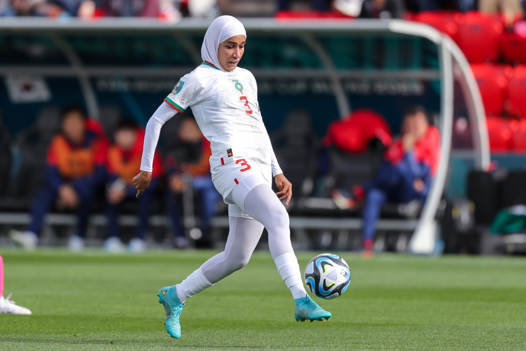Zagueira do Marrocos se torna a primeira jogadora a usar hijab durante uma partida de Copa do Mundo