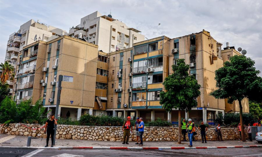 Foguete atinge prédio residencial em Tel Aviv e deixa ao menos três feridos