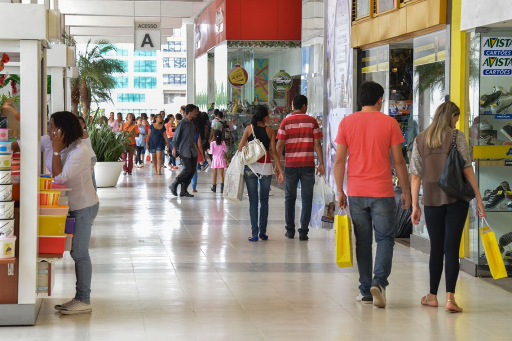 Mais de 15 milhões de consumidores devem ir às compras de Natal na última hora, aponta CNDL