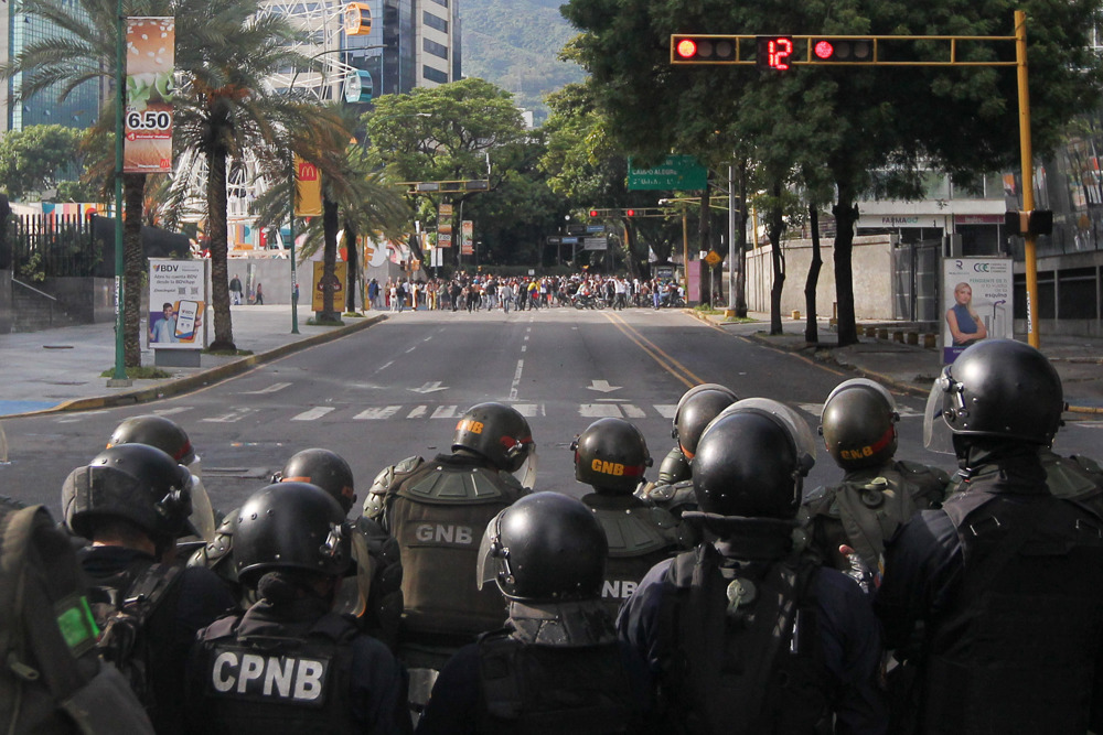 Aos gritos de ‘liberdade’, centenas de pessoas protestam contra reeleição de Maduro em Caracas