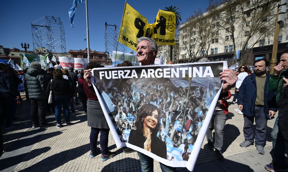 Oposição chama ato a favor de Kirchner de circo e acusa Fernández  de transformar ataque em oportunismo político