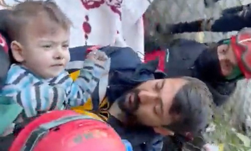 Menino de dois anos é resgatado na Turquia após ficar 79 horas embaixo dos escombros