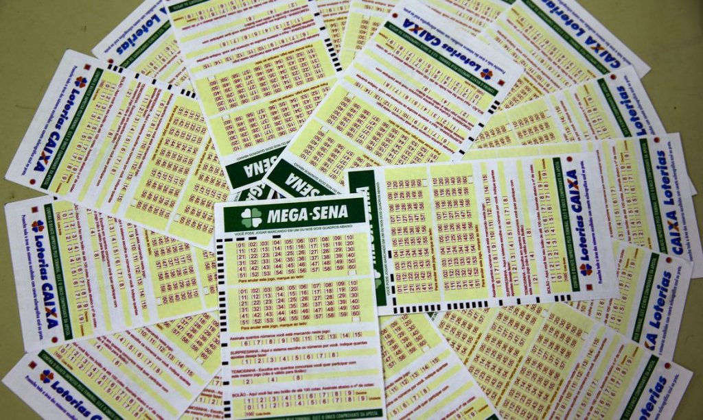 Mega-Sena acumula em R$ 12 milhões; veja números sorteados neste sábado