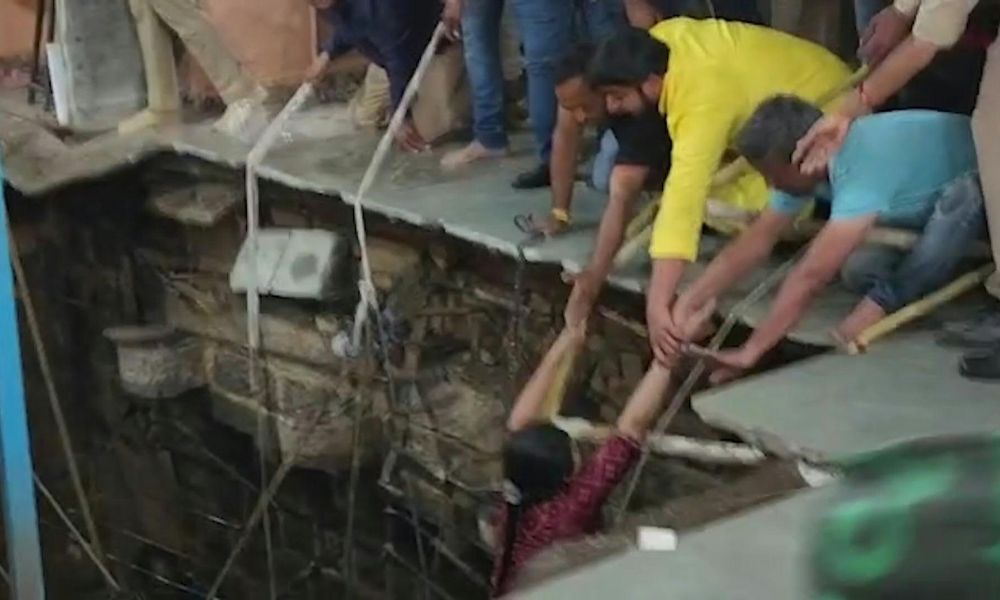 Piso de templo hindu desaba durante festa e deixa ao menos 36 mortos na Índia