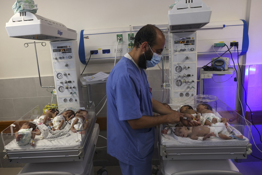 Mais de 30 bebês retirados de hospital de Gaza chamado de ‘zona de guerra’ pela OMS