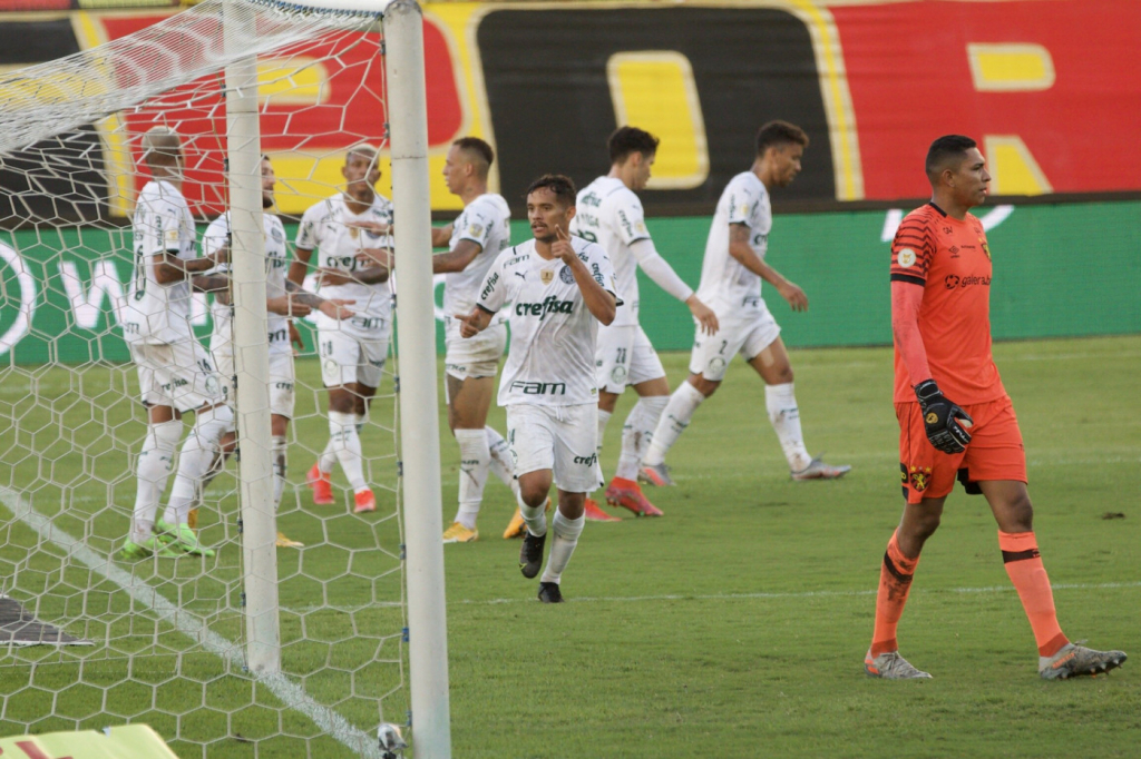 Palmeiras bate Sport com gol de Scarpa e cola na liderança do Brasileirão 