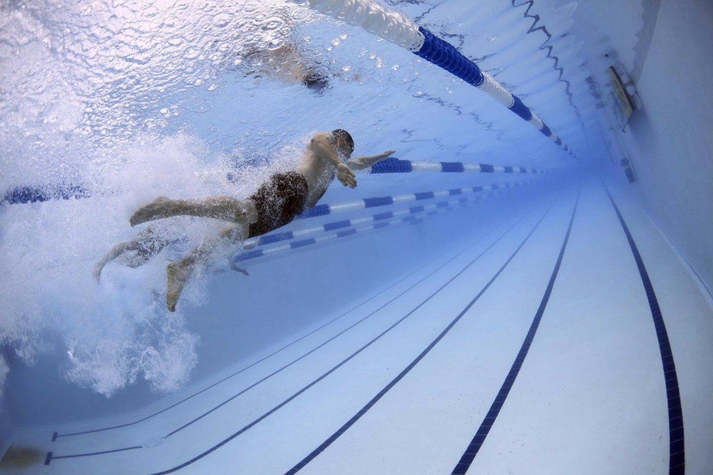 Água da piscina inativa o coronavírus em 30 segundos, aponta estudo