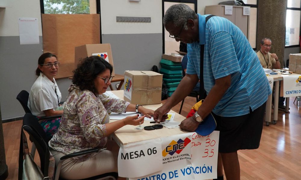 Venezuelanos começam a votar nas eleições presidenciais