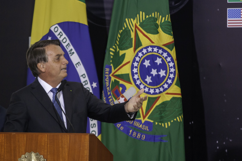 Bolsonaro sanciona redução de impostos sobre serviços de internet, mas veta isenção à Netflix