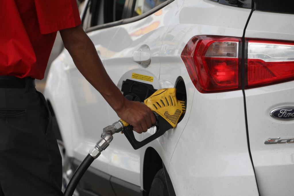 Preço da gasolina recua 0,17% nas bombas; diesel tem queda de 1,1%