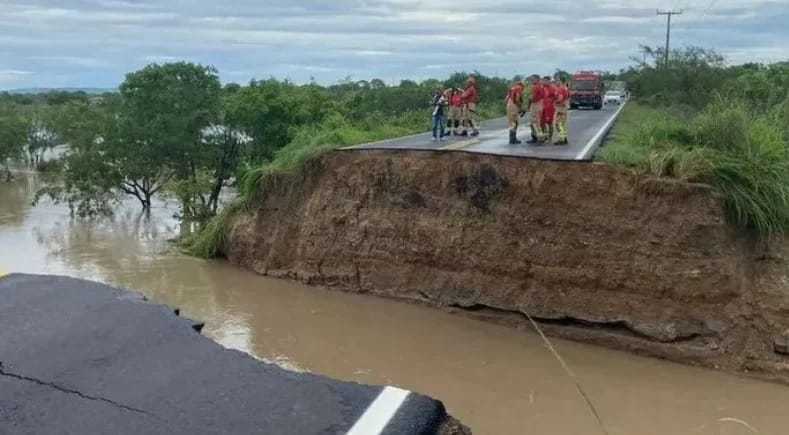 Chuva forte forma cratera em rodovia de Sergipe e deixa um morto