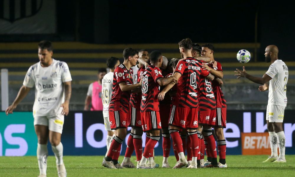 Flamengo faz jogo abaixo do normal, mas consegue vencer Santos por 3 a 2