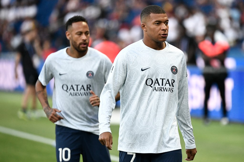 Neymar e Mbappé têm relação ‘fria’ e ‘fora de sintonia’ no PSG, diz jornal 