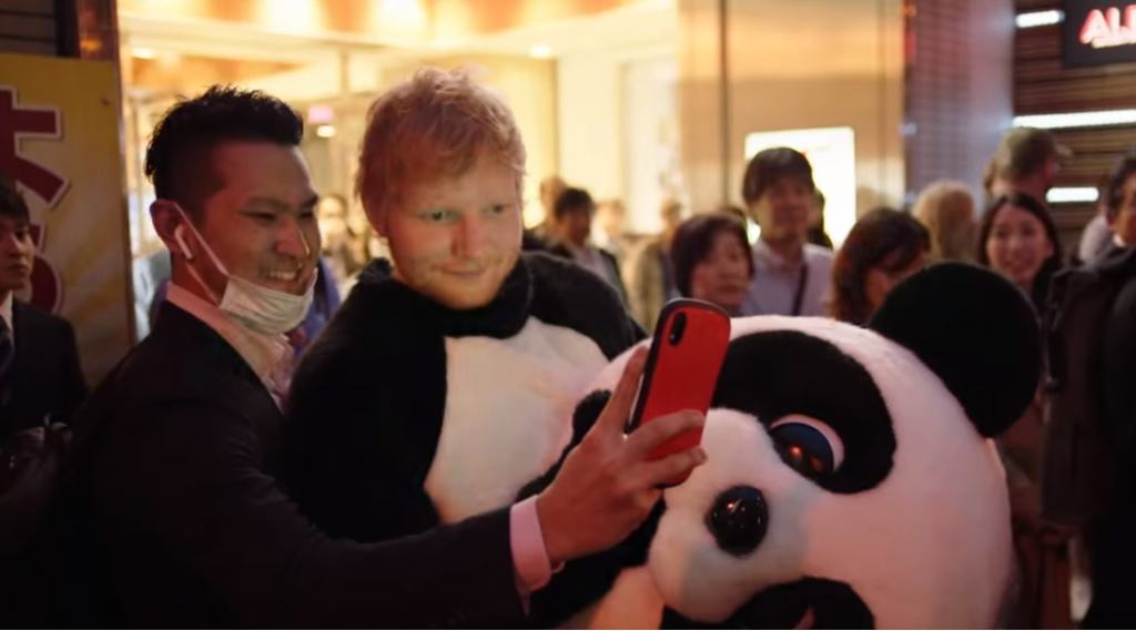 Ed Sheeran revela estar 10 anos sem celular e critica uso excessivo