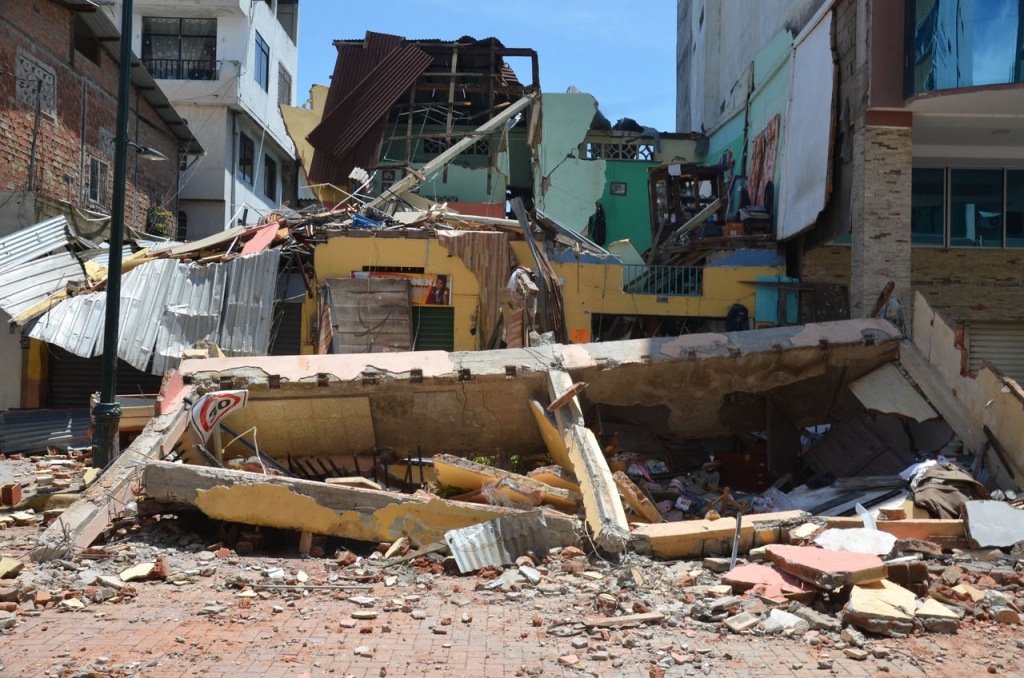 Terremoto de magnitude 6,8 atinge costa do Equador e deixa 14 mortos