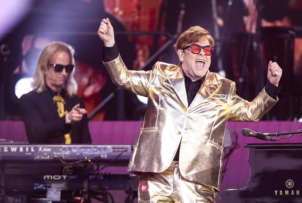 Com homenagem a George Michael, Elton John faz último show da carreira no Reino Unido