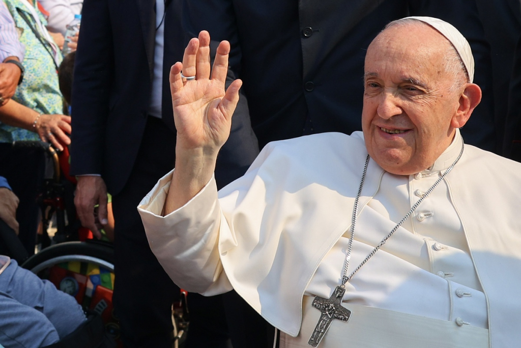 Papa Francisco se abstém de falar em guerras e improvisa discurso sobre Virgem Maria no Santuário de Fátima