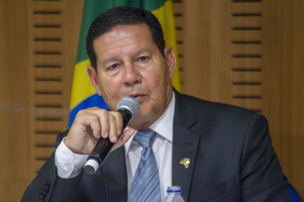 Mourão sinaliza reforma ministerial e indica que Ernesto Araújo pode ser demitido