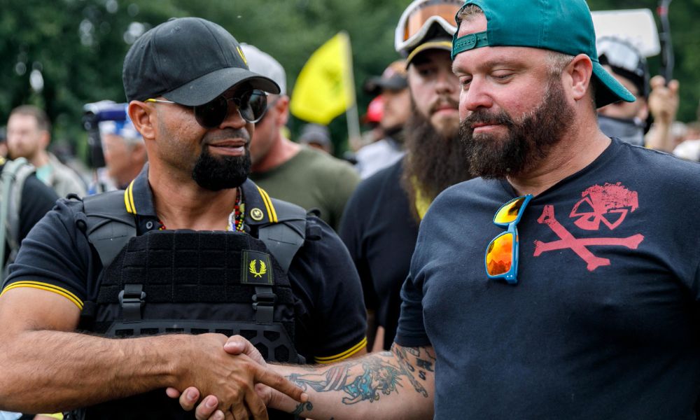 Líder do grupo de extrema direita Proud Boys é condenado a 17 anos de prisão por ataque ao Capitólio nos EUA