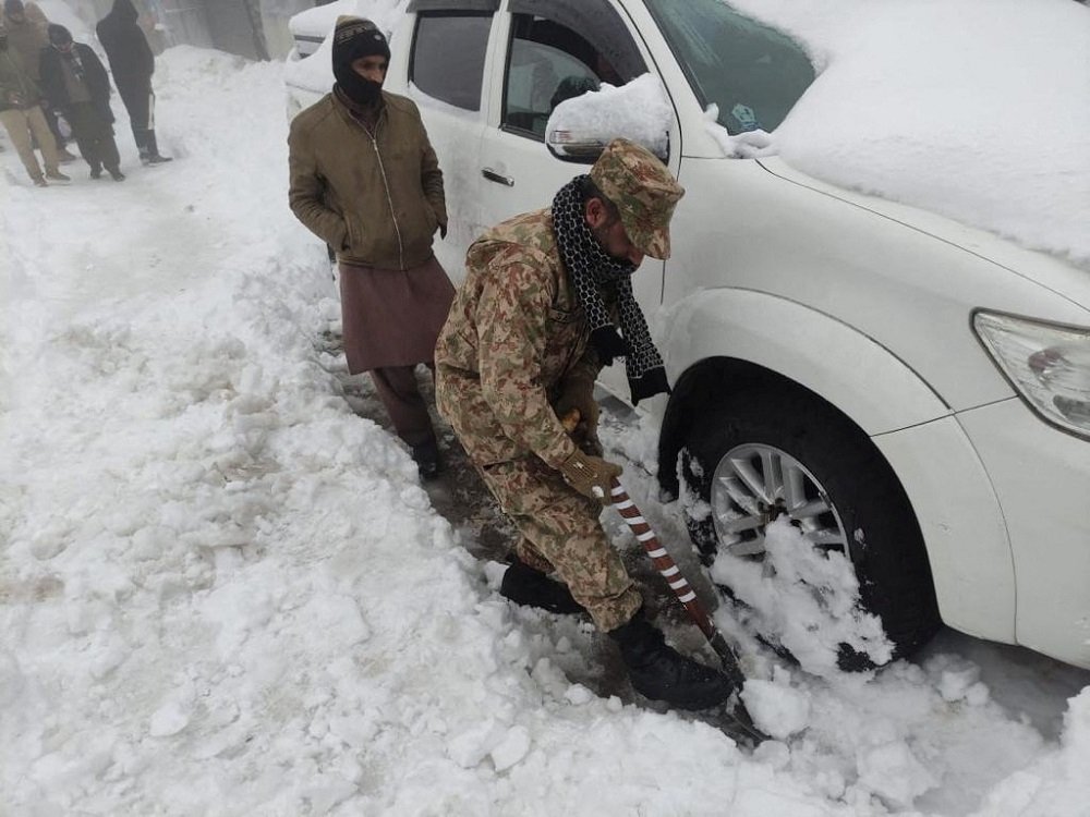 Ao menos 21 pessoas morrem presas em carros por nevasca no Paquistão
