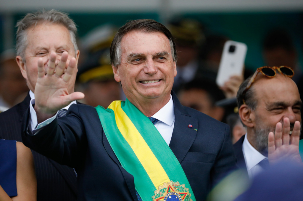 Bolsonaro promete salário mínimo de R$ 1.400 para 2023 e garante que não aumentará número de ministros do STF