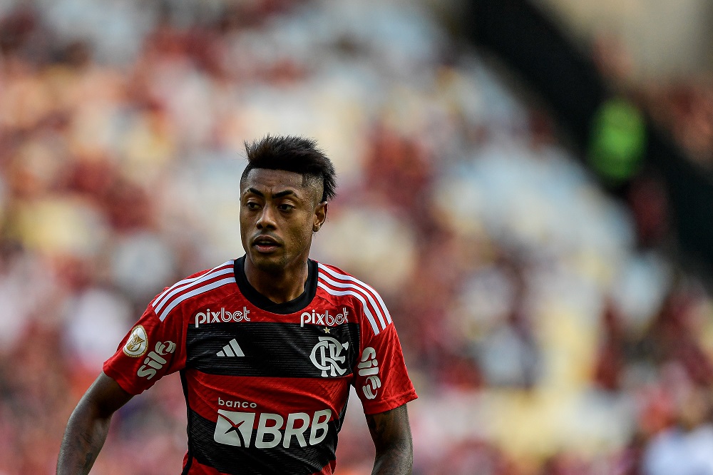 Bruno Henrique renova com o Flamengo por mais três anos e frustra o Palmeiras
