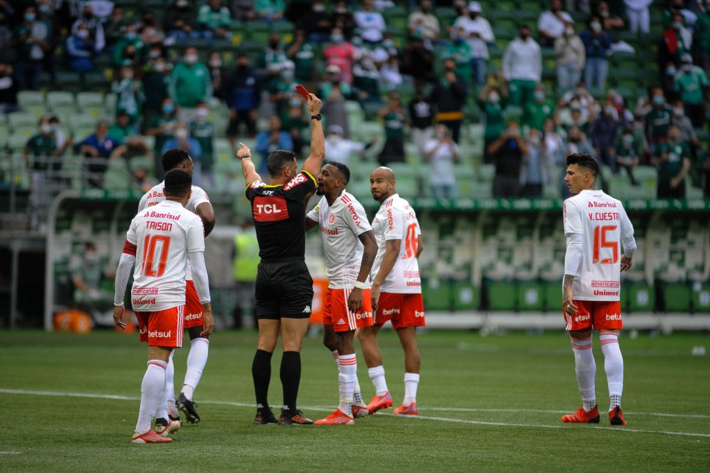 Edenílson foi expulso de Palmeiras x Internacional por chamar o árbitro de ‘ladrão do c******’
