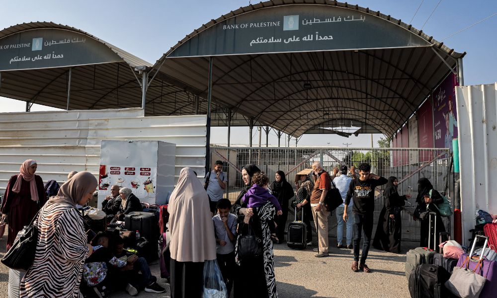 Egito mantém saída de Gaza fechada para estrangeiros pelo segundo dia consecutivo