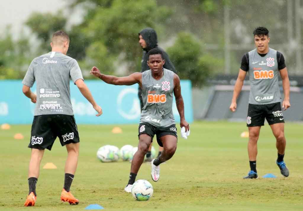 Cazares volta aos treinos e deve reforçar Corinthians contra o Flamengo