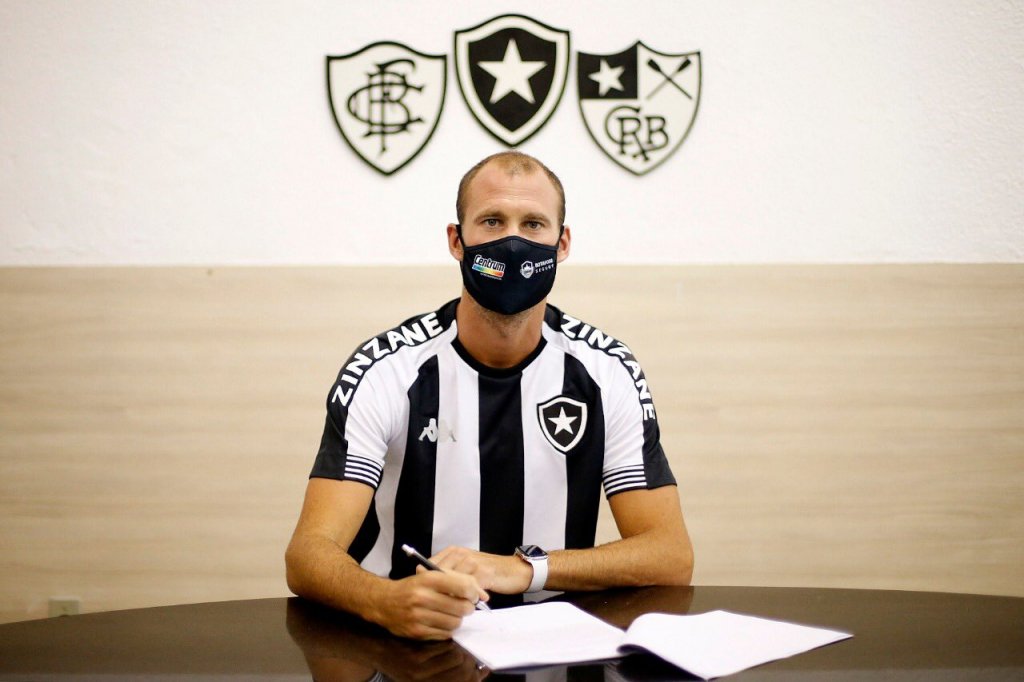 ‘Capitán’: Botafogo anuncia a volta do zagueiro argentino Joel Carli