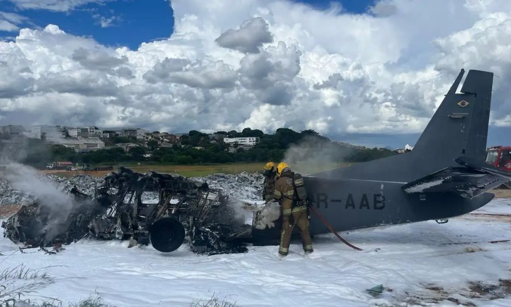 Avião da Polícia Federal cai em Belo Horizonte e mata duas pessoas