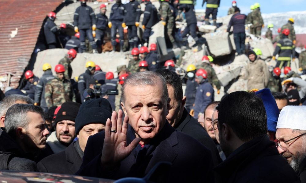 Presidente turco visita áreas atingidas e reconhece ‘deficiências’ na resposta ao terremoto