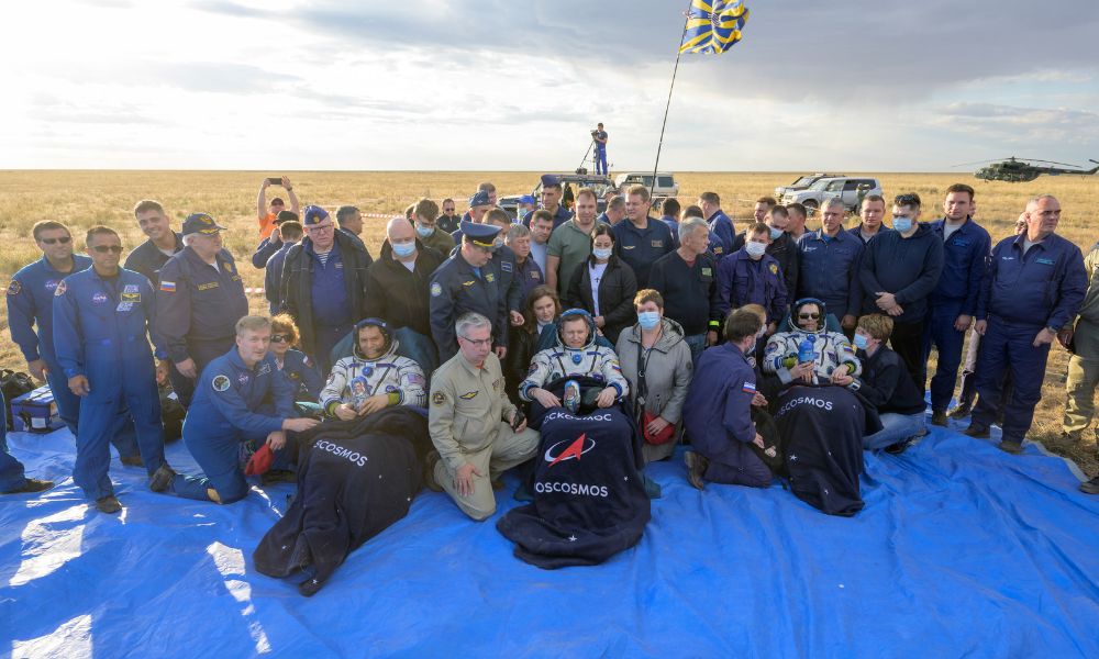 Astronautas dos EUA e Rússia retornam do espaço após um ano e pousam no Cazaquistão