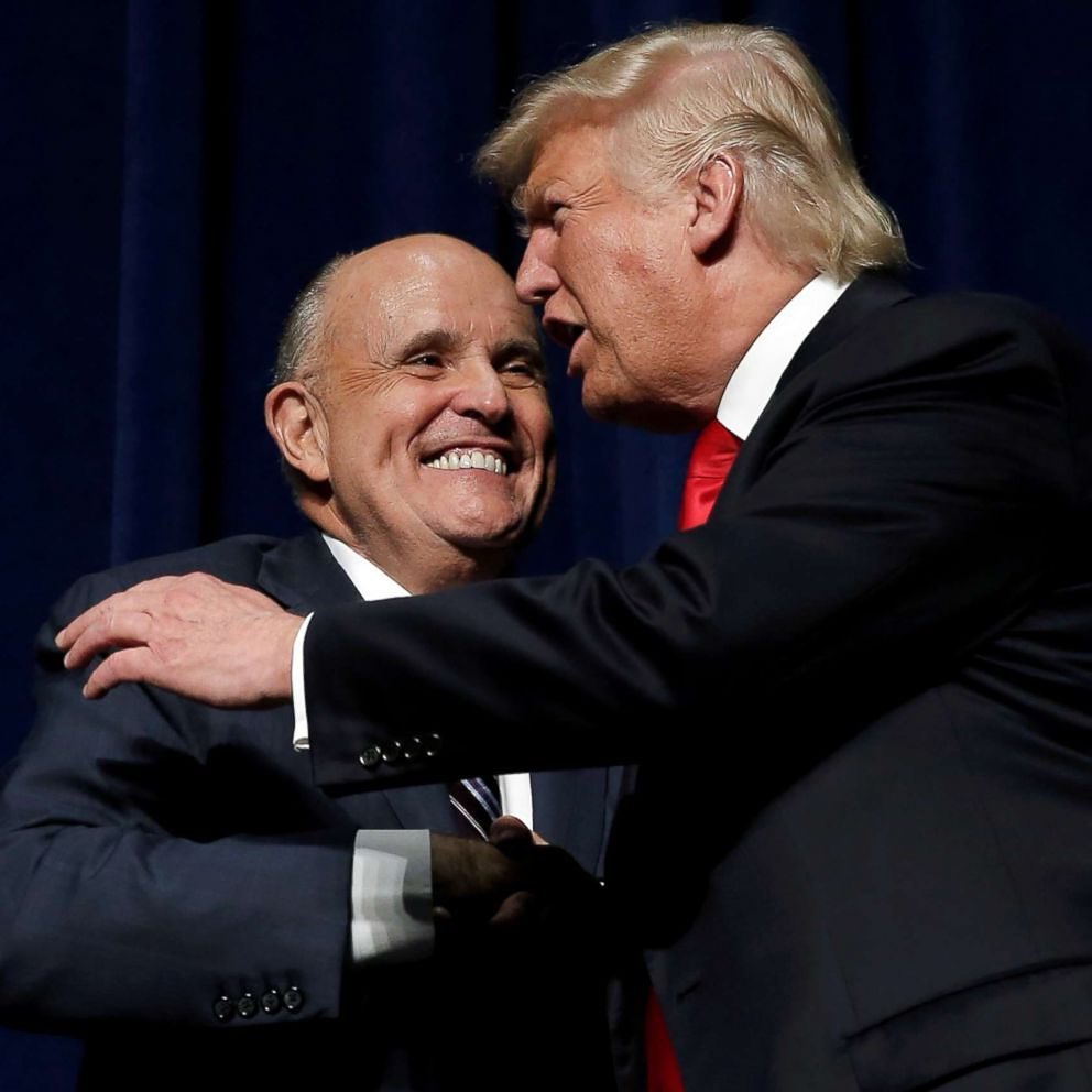 Trump anuncia que seu advogado, Rudy Giuliani, está com Covid-19