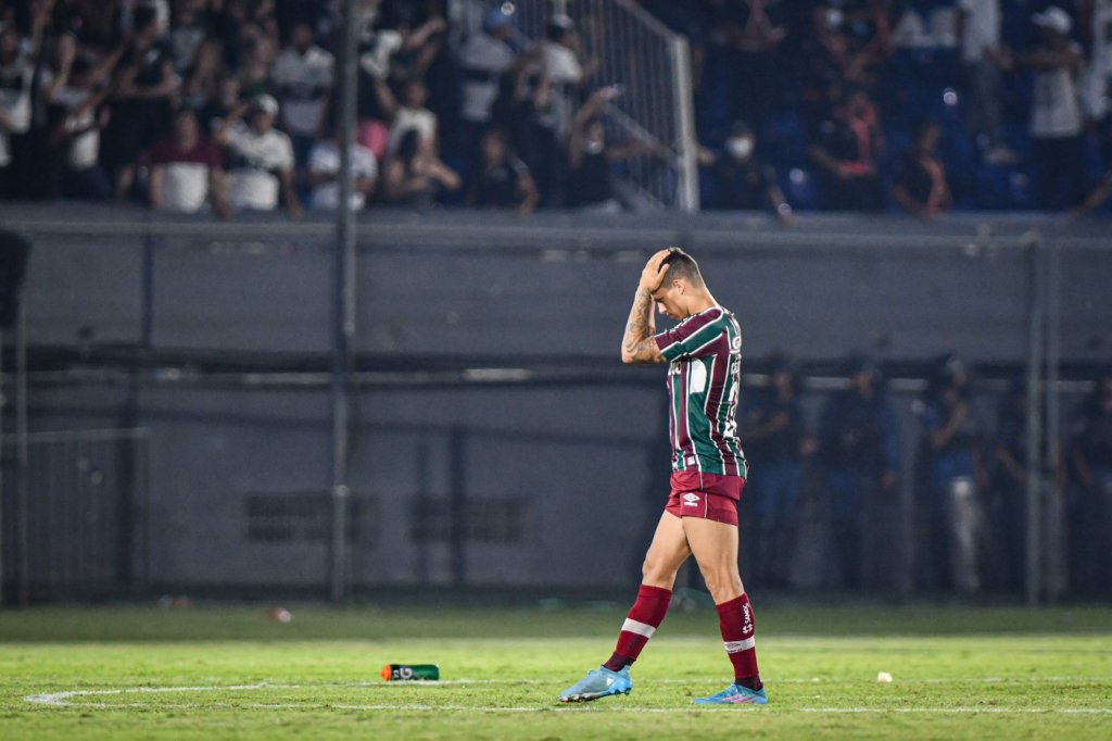 Torcedores do Fluminense brigam com seguranças após eliminação precoce na Libertadores