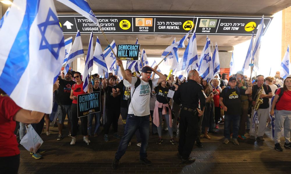 Manifestantes se concentram em aeroporto de Israel para protestar contra reforma do judiciário