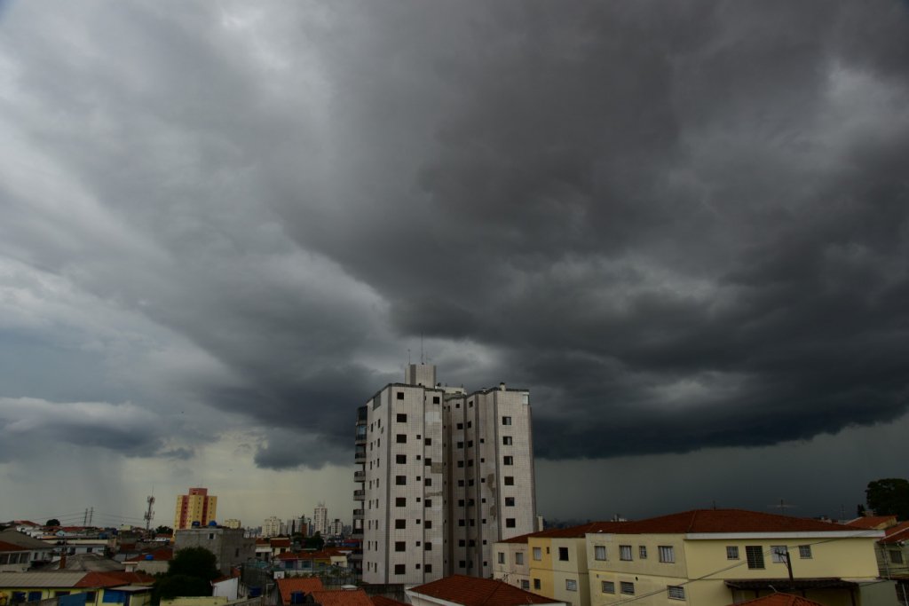 São Paulo registra alagamentos em dia de fortes chuvas