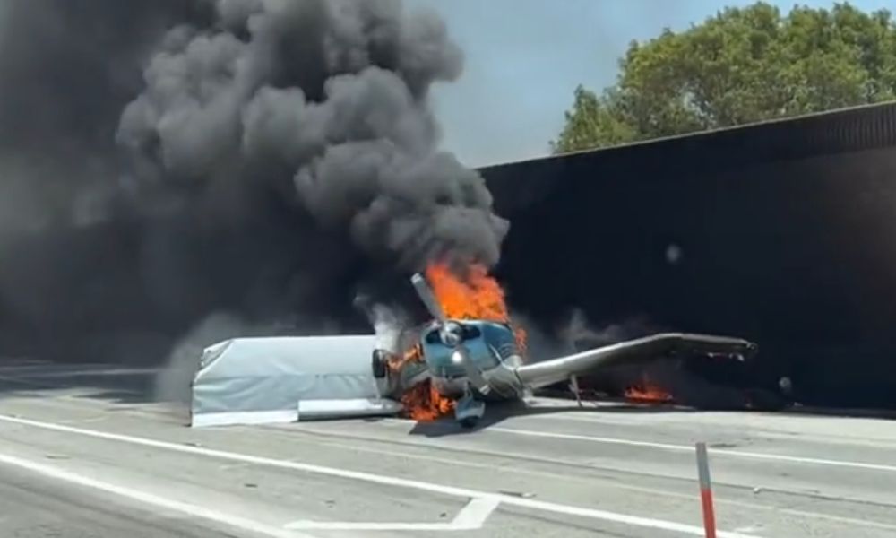 Avião invade rodovia nos EUA e pega fogo após fazer pouso forçado; veja vídeo