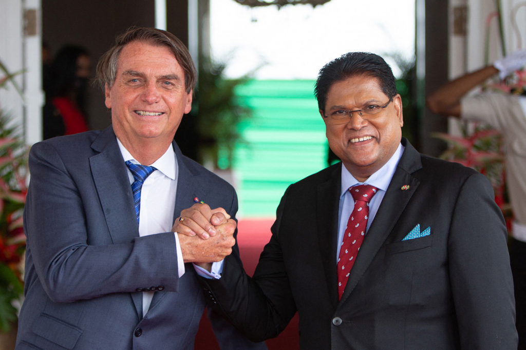 Bolsonaro oferece apoio da Petrobras à exploração de petróleo no Suriname